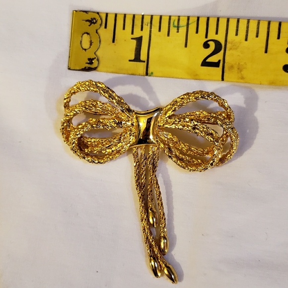 VNTG Gold Tone Polished and Textured Bow Brooch - Picture 3 of 6